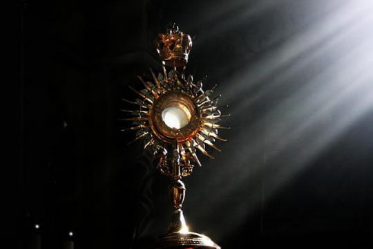 2 Jak adoruje się Najświętszy Sakrament?