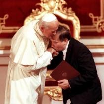 2029672-jan-pawel-ii-z-lechem-walesa-643-482