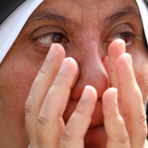 2037608-siostra-zakonna-podczas-uroczystosci-643-482