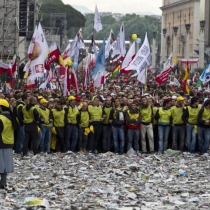 2037708-pielgrzymi-i-strzegacy-porzadku-643-482