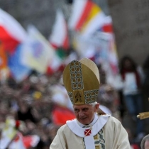 2037733-papiez-benedykt-xvi-na-placu-sw