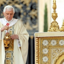 2037758-papiez-benedykt-xvi-podczas-uroczystej-643-482