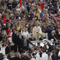 2037983-papiez-benedykt-xvi-na-placu-sw