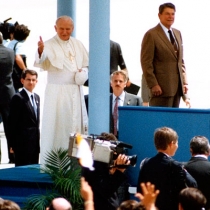 56282005.PopePresidentReagan 600