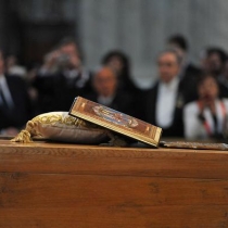 Oddaja hold przy trumnie 5222585