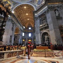 Oddaja hold przy trumnie 5222587