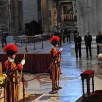 Oddaja hold przy trumnie 5222609