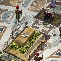 Oddaja hold przy trumnie 5222649