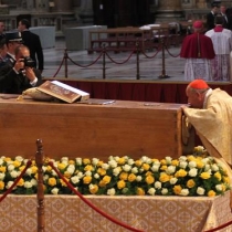 Oddaja hold przy trumnie 5222985