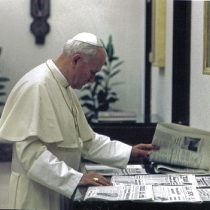 readingthenewspapersal2