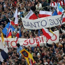 z9190838Q,Transparenty--Santo-subito--w-czasie-pogrzebu-Jana