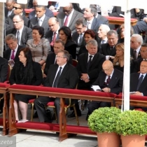 z9524157X,Polska-delegacja-z-Bronislawem-i-Anna-Komorowskimi-